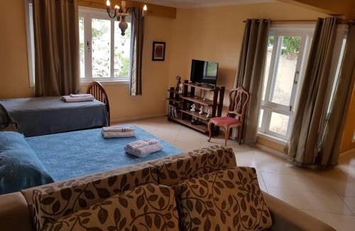 Conservatoria Apartamento | Flat e suítes com deque, cozinha e churrasqueira