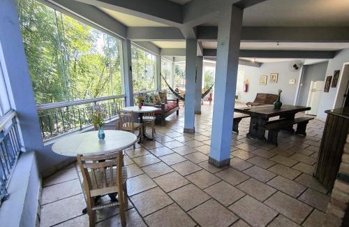 Conservatoria Apartamento | Flat e suítes com deque, cozinha e churrasqueira