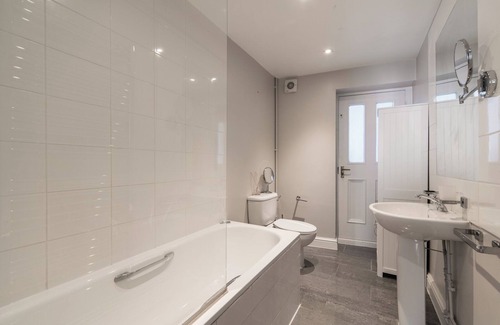 Harrow Road Apartamento | Flat in Westbourne Park / Maida Hill