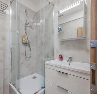 Andel Apartamento | Flat Near Prague Castle Stylish & Prime Location 5