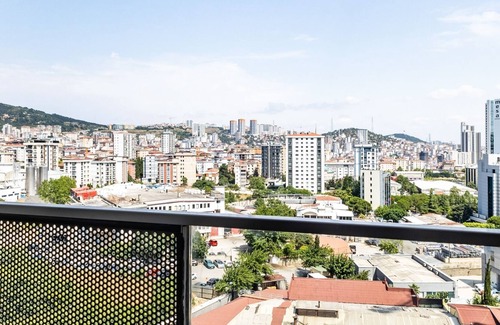 Kartal Apartamento | Flat w Shared Pool and Garden 15 min to Coast