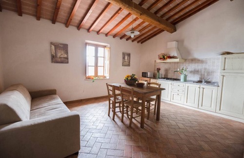 Pomarance Apartamento | Flat with private veranda,shared pool,quiet location for a relaxing holiday,sl 6
