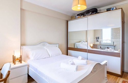 Pendik Apartamento | Flat with Shared Pool near Sabiha Gokcen Airport