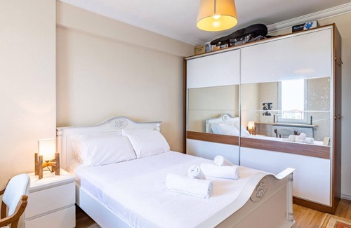 Pendik Apartamento | Flat with Shared Pool near Sabiha Gokcen Airport