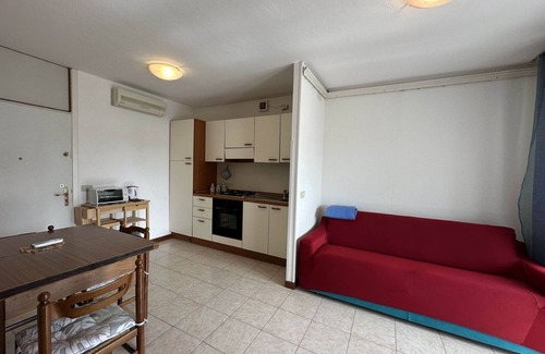 Bibione Apartamento | Piso con vista lateral al mar a un paso de la playa.