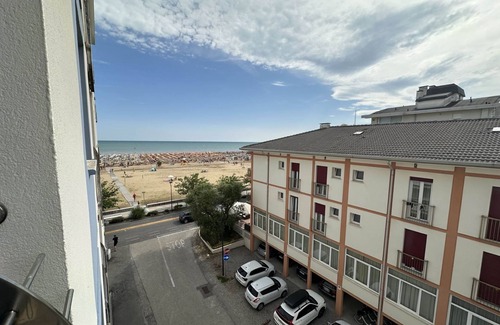 Bibione Apartamento | Piso con vista lateral al mar a un paso de la playa.