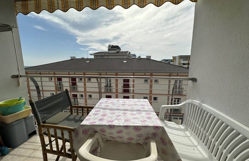 Bibione Apartamento | Piso con vista lateral al mar a un paso de la playa.