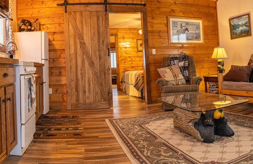 Woods Bay Cabina | Flathead Bear Getaway Cabin - 1 mile to a Flathead Lake Beach