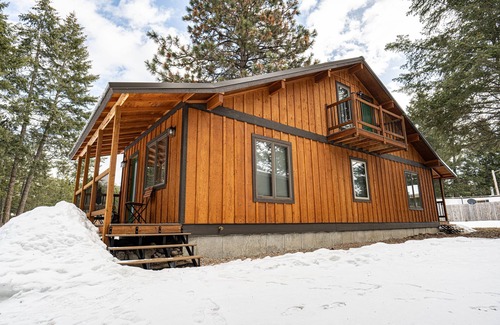 Woods Bay Cabina | Flathead Bear Getaway Cabin - 1 mile to a Flathead Lake Beach