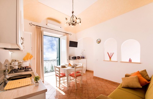 Praiano Casa | APLICACIÓN FLATIRON 2 - APARTAMENTO CON ENCANTO CON IMPRESIONANTES VISTAS AL MAR- Sosòre Holiday Homes