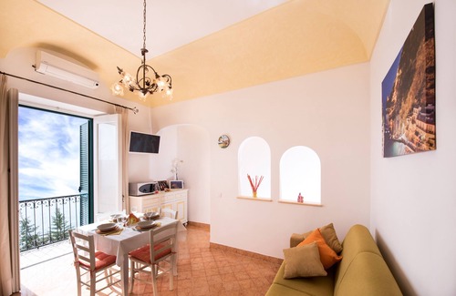 Praiano Casa | APLICACIÓN FLATIRON 2 - APARTAMENTO CON ENCANTO CON IMPRESIONANTES VISTAS AL MAR- Sosòre Holiday Homes