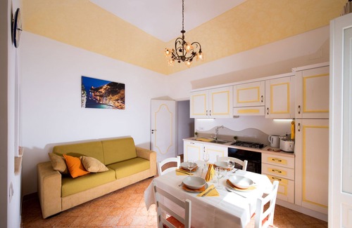 Praiano Casa | APLICACIÓN FLATIRON 2 - APARTAMENTO CON ENCANTO CON IMPRESIONANTES VISTAS AL MAR- Sosòre Holiday Homes