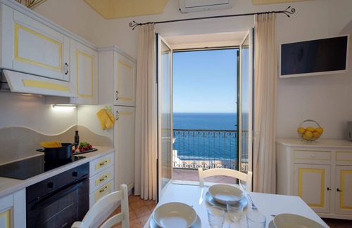 Praiano Casa | APLICACIÓN FLATIRON 2 - APARTAMENTO CON ENCANTO CON IMPRESIONANTES VISTAS AL MAR- Sosòre Holiday Homes
