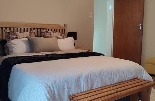 Goodwood Apartamento | Flatlet Close to N1&N7 Offstreet Parking