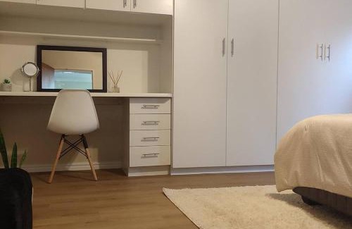 Goodwood Apartamento | Flatlet Close to N1&N7 Offstreet Parking