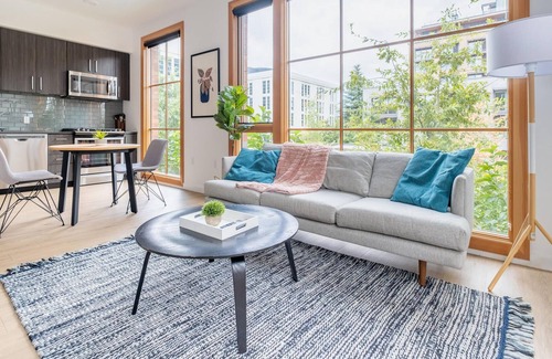 Uptown Apartamento | Flawless 1 BR Apartment in Portland + Parking
