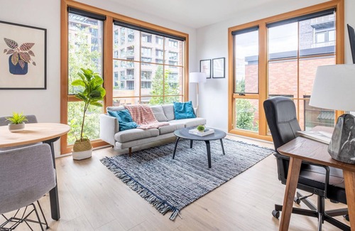 Uptown Apartamento | Flawless 1 BR Apartment in Portland + Parking