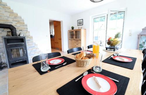 Diemelsee Casa | Flechtdorfer Waldblick - 130 qm großes Ferienhaus und großem Grundstück und Bachlauf und Terrasse für 6 Gäste