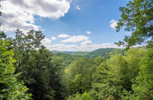 Fleetwood Casa | Fleetwood Falls - VIEWS - Lake and New River Access - Close to Todd & Boone - 30 Min to Skiing