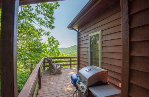 Fleetwood Casa | Fleetwood Falls - VIEWS - Lake and New River Access - Close to Todd & Boone - 30 Min to Skiing