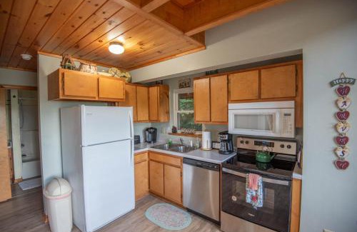 Fleetwood Casa | Fleetwood Falls - VIEWS - Lake and New River Access - Close to Todd & Boone - 30 Min to Skiing