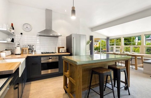 Arrowtown Casa | Fletcher Cottage - Modern Arrowtown cottage with Hot-tub!