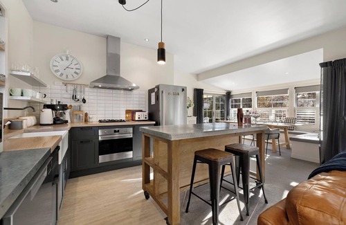 Arrowtown Casa | Fletcher Cottage - Modern Arrowtown cottage with Hot-tub!