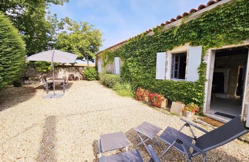 Bouteville Casa | Fleurs de vigne, gîte charentais au grand coeur