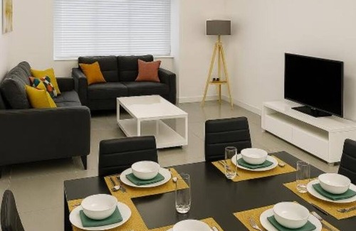 Leavesden Casa | Flexistay hub at Potter studios (Double Room with Private Bathroom)
