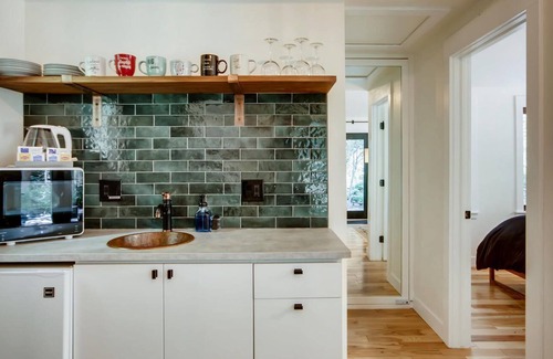 Idaho Springs Cabina | Flint Fun & Cozy Boho Mod Mountain Creekside Cabin