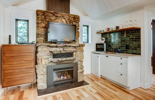 Idaho Springs Cabina | Flint Fun & Cozy Boho Mod Mountain Creekside Cabin