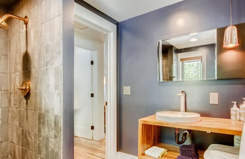 Idaho Springs Cabina | Flint Fun & Cozy Boho Mod Mountain Creekside Cabin