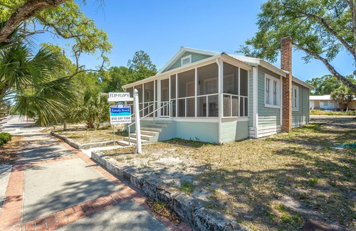 Carrabelle Casa | Flip Flop' N 2BR/2BA Home- Down Town Carrabelle