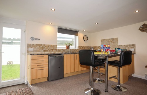 Rhosneigr Cabaña | FLIP FLOPS, pet friendly, country holiday cottage in Rhosneigr