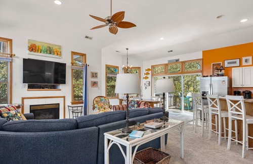 Monteray Shores Casa | Flip Flops: piscina privada, jacuzzi, zona de sonido con piscina comunitaria y canchas de tenis.