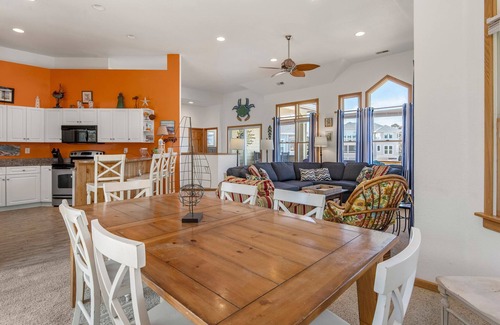 Monteray Shores Casa | Flip Flops: piscina privada, jacuzzi, zona de sonido con piscina comunitaria y canchas de tenis.