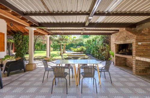 Chacras de Coria Casa | Fliphaus Alzaga 5100 - 4 Bd House Pool BBQ Daily Housekeeping!