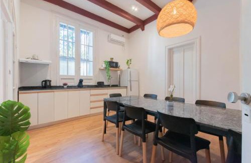 Colegiales Villa | Fliphaus Villa Mansion Paz - 20 pax Deluxe House Belgrano