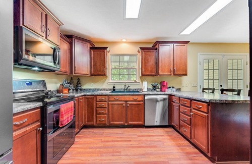 Flippin Casa | Flippin Haven: Spacious & Cozy Retreat 3 Bedroom Home by RedAwning