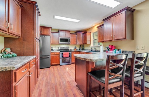 Flippin Casa | Flippin Haven: Spacious & Cozy Retreat 3 Bedroom Home by RedAwning