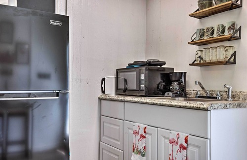Canyon Lake Apartamento | Flirty Flamingo' Studio: 1 Mi to Canyon Lake