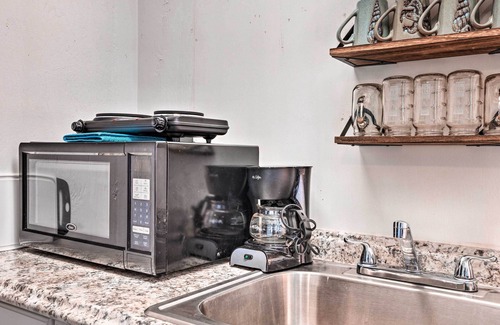 Canyon Lake Apartamento | Flirty Flamingo' Studio: 1 Mi to Canyon Lake