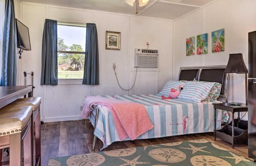 Canyon Lake Apartamento | Flirty Flamingo Studio 1 Mi to Canyon Lake