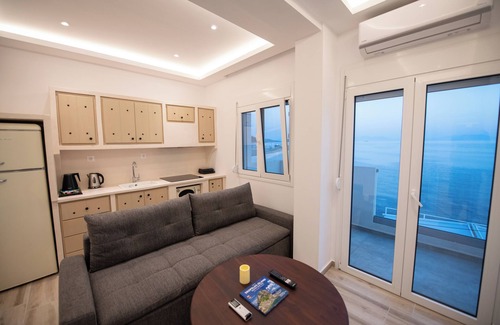 Loutraki Apartamento | Flisvos Beachfront Apartments