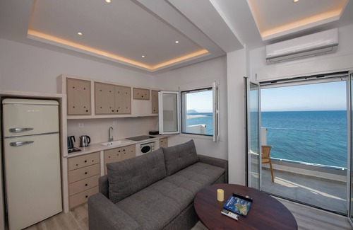 Loutraki Apartamento | Flisvos Beachfront Apartments
