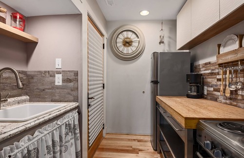 Kenilworth Casa | Flotando en un bosque con vistas a la montaña: minutos del centro, Biltmore y tiendas