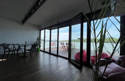 Novi Beograd Cama Y Desayuno | Floating Zen House