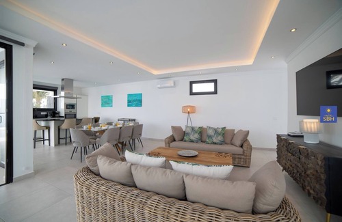 Playa Blanca Villa | Flor de Oro – Playa Blanca near Marina Rubicon with Air Con, Pool, Sauna & Gym