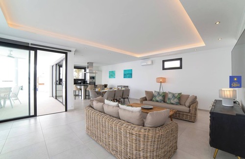 Playa Blanca Villa | Flor de Oro – Playa Blanca near Marina Rubicon with Air Con, Pool, Sauna & Gym