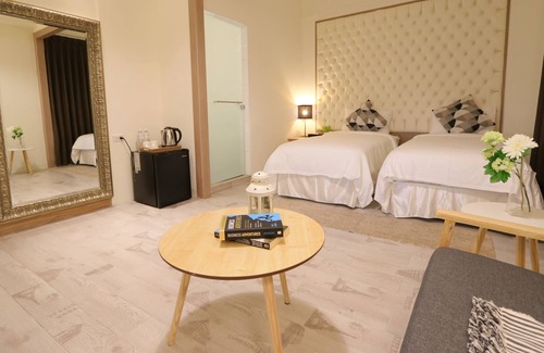 Old Town Casa | Flora INN